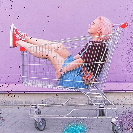 Foto mit weiblicher Person in einem Einkaufswagen